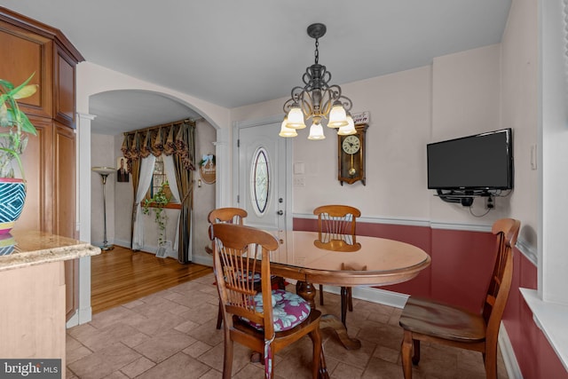 dining space with a notable chandelier