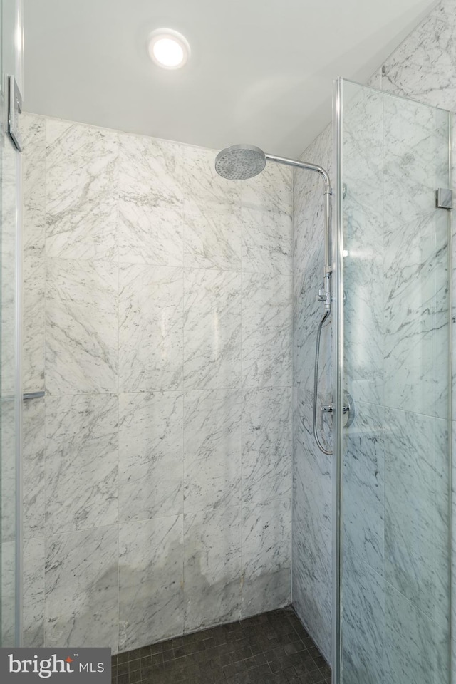 bathroom featuring a tile shower