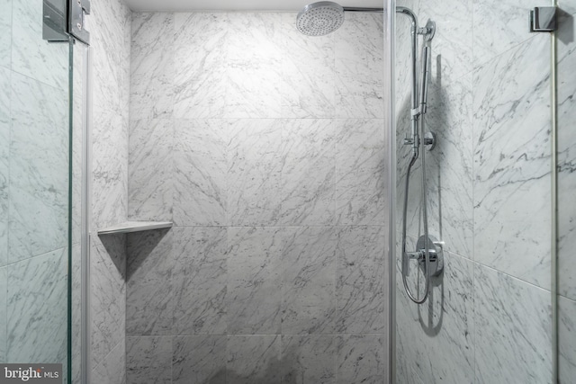 bathroom featuring a tile shower