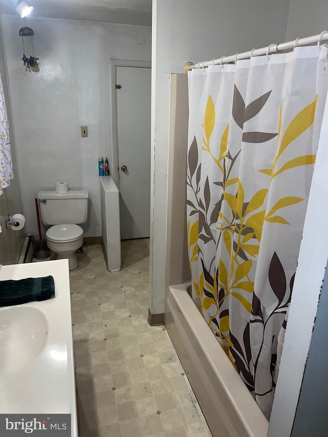 full bathroom featuring shower / tub combo with curtain, vanity, and toilet