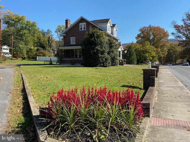 exterior space featuring a front lawn