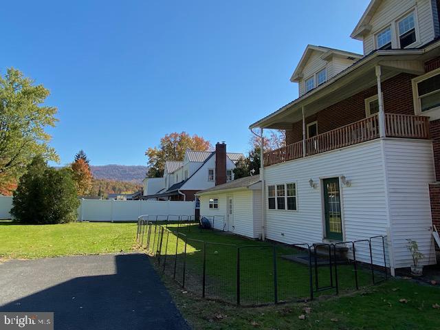 view of yard featuring a balcony