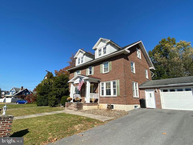 view of front of home with a front yard