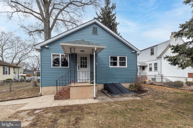 bungalow-style house featuring a front lawn