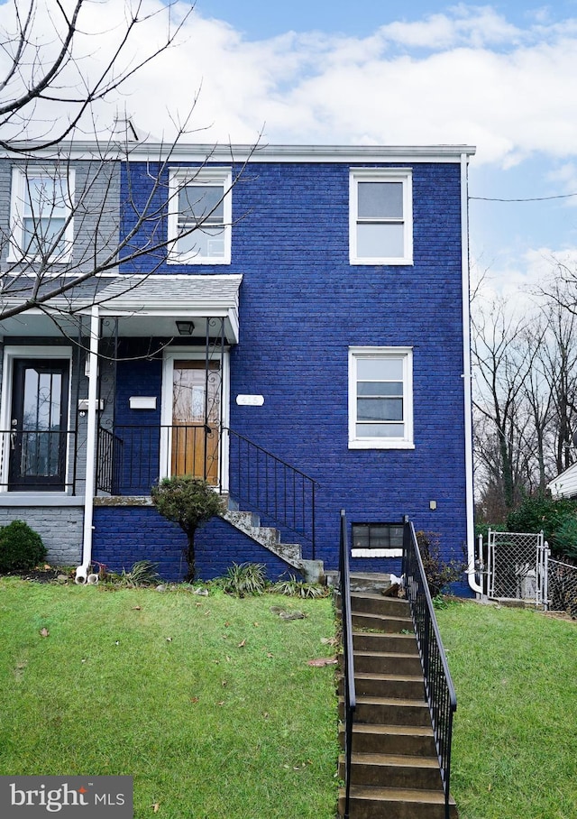 view of front of property featuring a front lawn