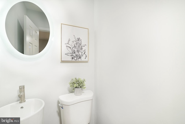 bathroom featuring toilet and sink