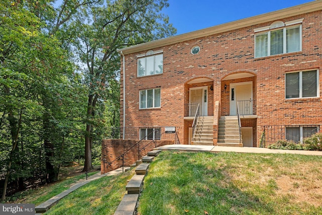 multi unit property featuring a front yard and a porch