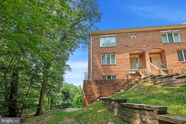 view of front of property featuring a front yard