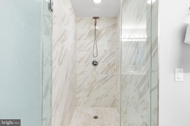 bathroom featuring a tile shower