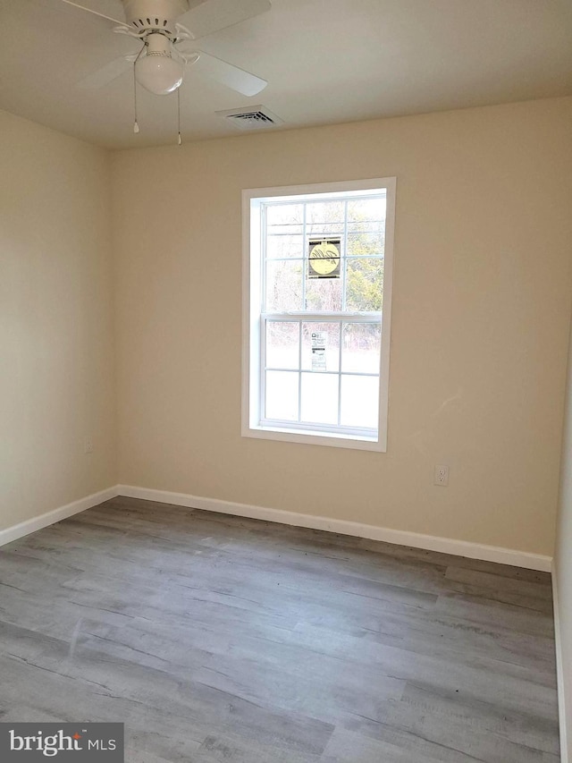 unfurnished room featuring light hardwood / wood-style floors and ceiling fan