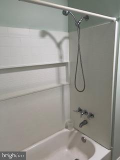 bathroom with tub / shower combination