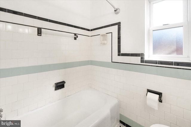 bathroom featuring tile walls