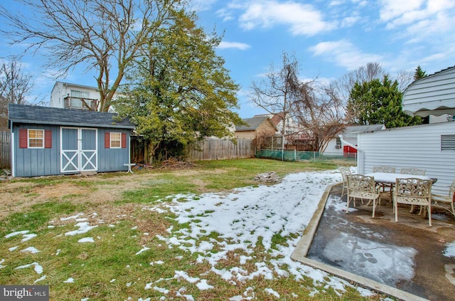 view of yard featuring a storage unit