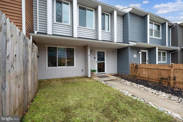 view of front facade with a front yard