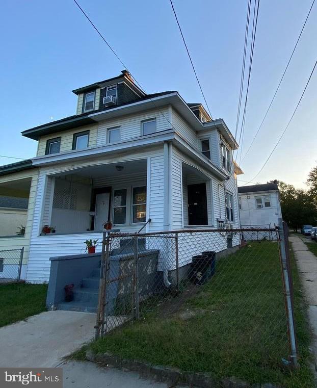 view of front facade with a porch and a front yard