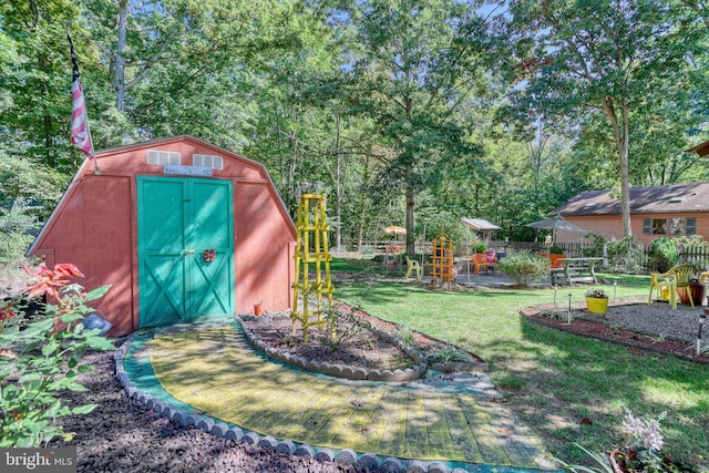 view of yard featuring a shed