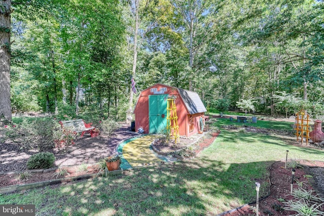 view of yard featuring a storage shed