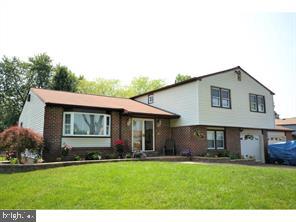 tri-level home with a garage and a front yard