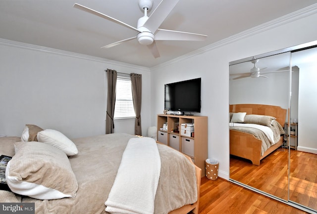 bedroom with ornamental molding, hardwood / wood-style floors, and ceiling fan