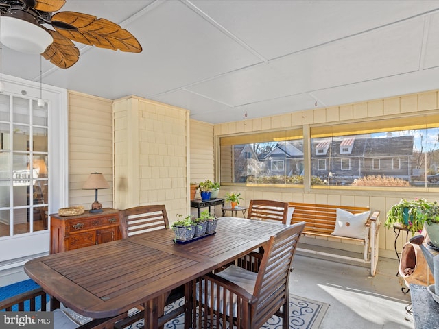 sunroom with ceiling fan