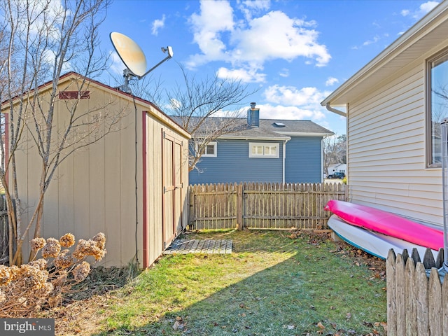 view of yard featuring a storage unit