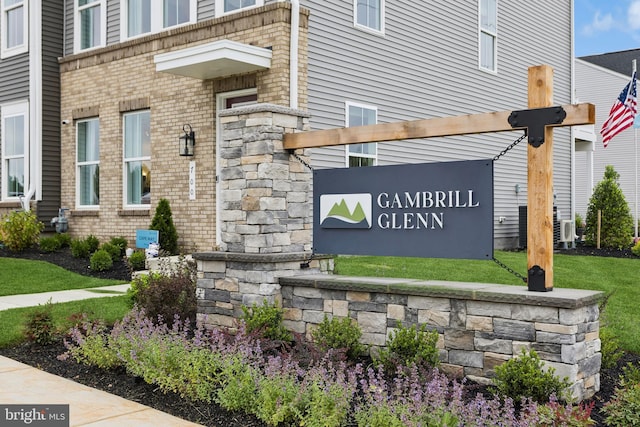 community / neighborhood sign featuring a yard