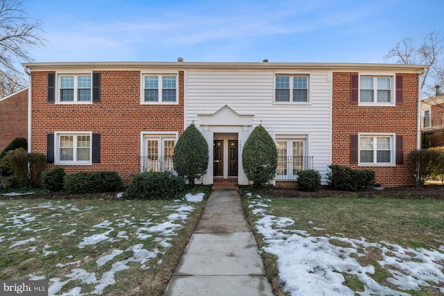 view of front of home featuring a yard