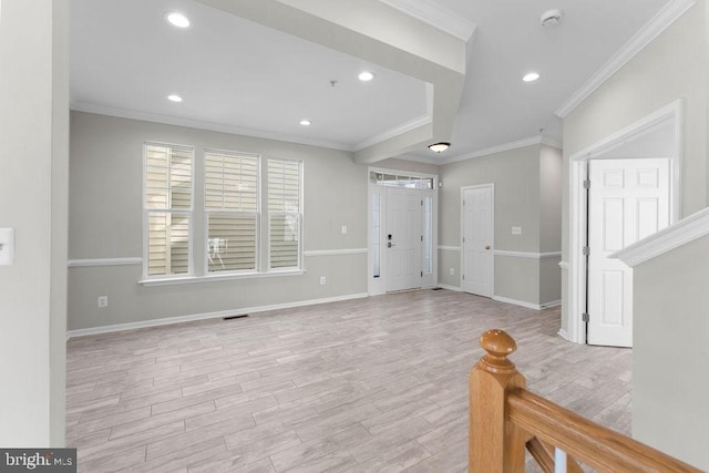 foyer featuring visible vents, baseboards, ornamental molding, light wood-type flooring, and recessed lighting