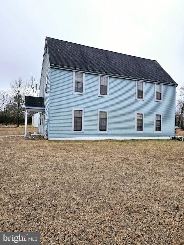 view of side of property featuring a yard