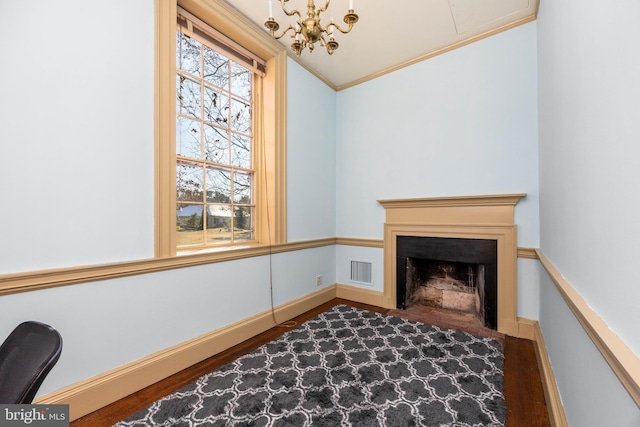 sitting room with crown molding, lofted ceiling, and a notable chandelier