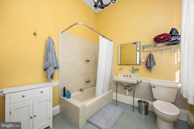 full bathroom featuring tile patterned flooring, sink, shower / bath combo with shower curtain, and toilet