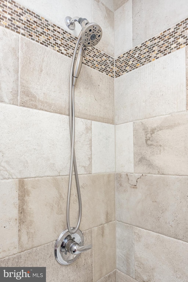 interior details with a tile shower