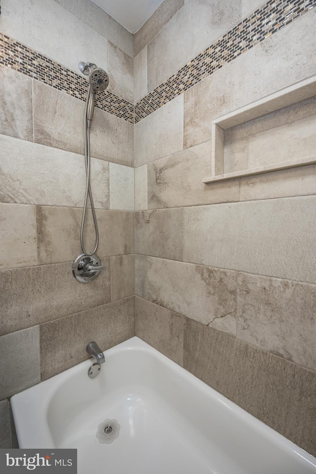 bathroom with tiled shower / bath