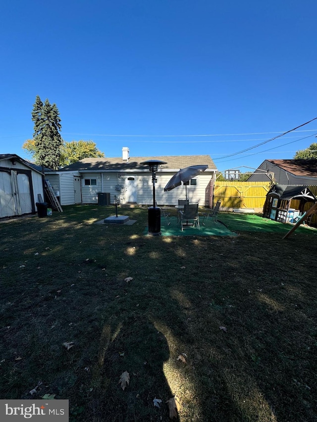 view of yard featuring cooling unit and a storage shed