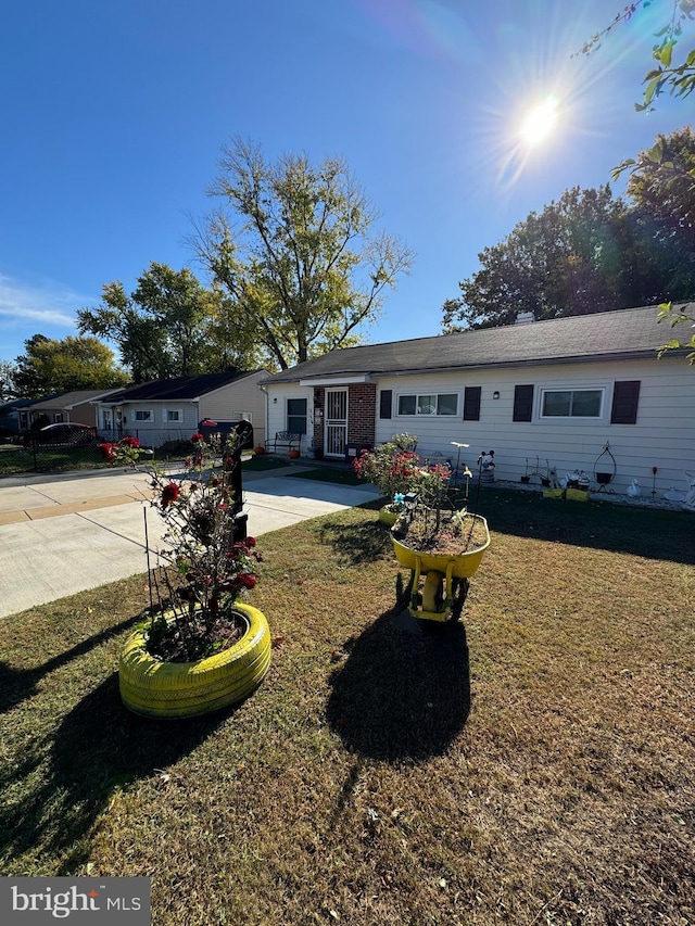 view of front facade with a front yard