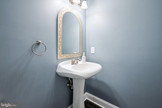 bathroom featuring sink