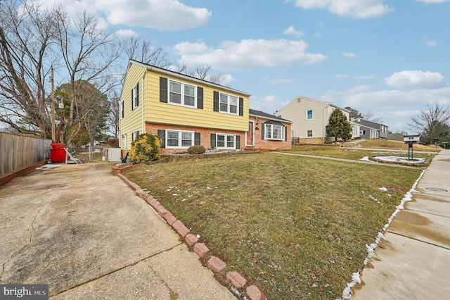 view of front of house featuring a front lawn