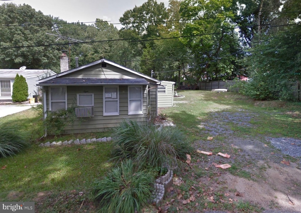 view of front of house featuring a front yard