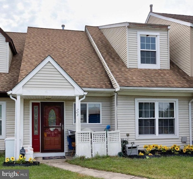 view of front facade featuring a front lawn