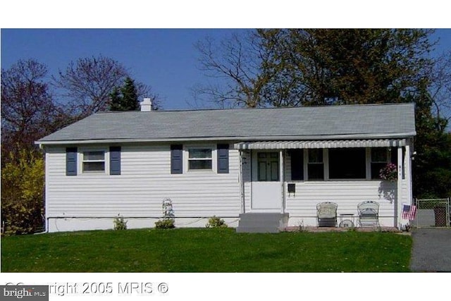 view of front facade featuring a front yard