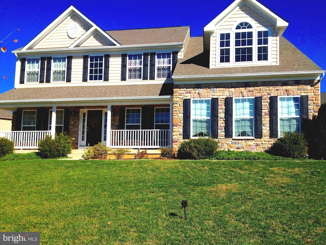 view of front of property featuring a front yard and covered porch