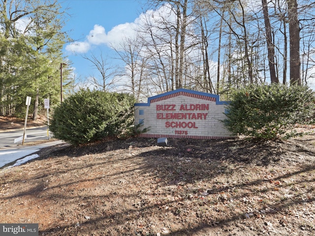 view of community / neighborhood sign