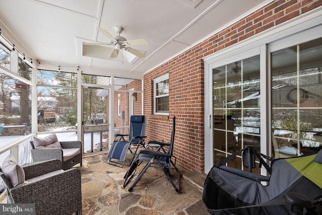 sunroom with ceiling fan