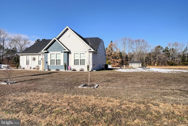 view of front of property featuring a front yard