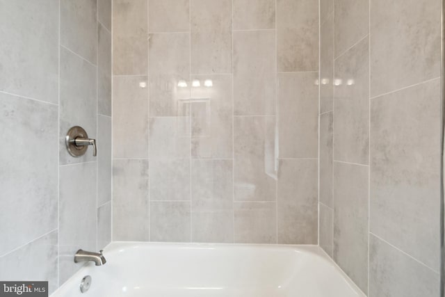 bathroom with tiled shower / bath