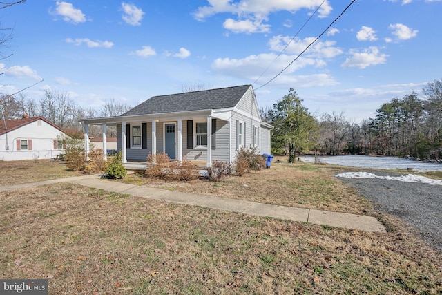 view of front facade featuring a front lawn and covered porch