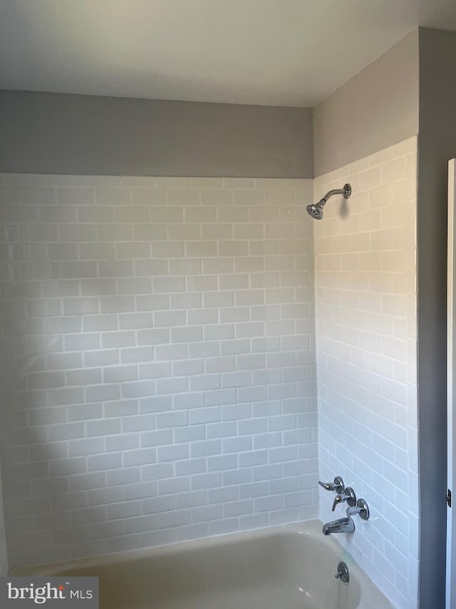 bathroom featuring tiled shower / bath combo