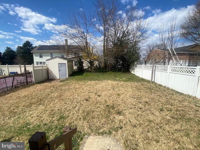 view of yard with a storage unit