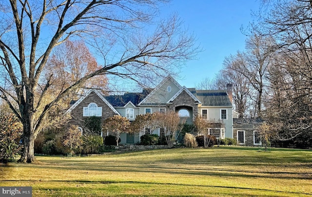 view of front facade featuring a front lawn