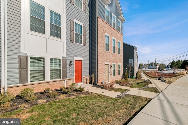 view of front of home featuring a front yard